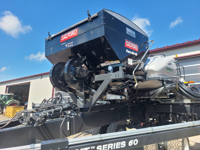 24 Row Harvest International with 6T Salford Dry Fert in Farming Equipment in Owen Sound - Image 4