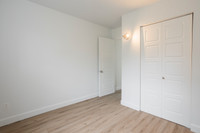 Vous êtes à la recherche d'un appartement spacieux et rénové dans un immeuble impeccable près de la... (image 4)
