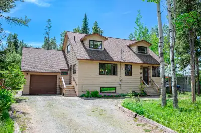 Charming Home Surrounded by Nature & Adventure Welcome to your peaceful retreat at Lac Le Jeune—set...