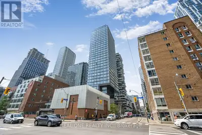 5 Reasons to Fall in Love with This Downtown Luxury Condo:1. Elevated Living on the 23nd Floor: Expe...