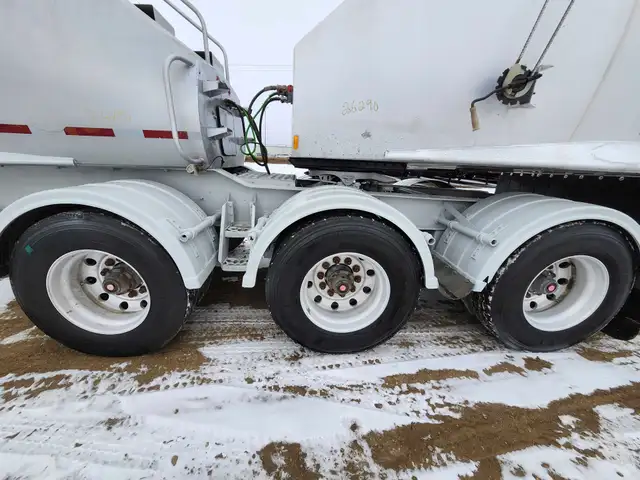 2002 Beall Super B-Train Hopper/Grain/Tri-Tri axles in Heavy Equipment in Barrie - Image 23