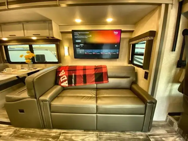 2025 Thor Motor Coach Hurricane 34R in RVs & Motorhomes in Bedford - Image 39