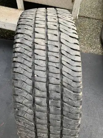 a nice heavy duty all terrain Michelin tire in great shape with good tread (1 TIRE ONLY) size LT 275...