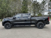 // ACCIDENT FREE!! // Take on the road with confidence in this 2022 Chevrolet Silverado 1500 LT Trai... (image 9)