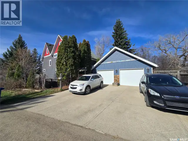 717 Coteau AVENUE Weyburn, Saskatchewan in Houses for Sale in Regina - Image 3