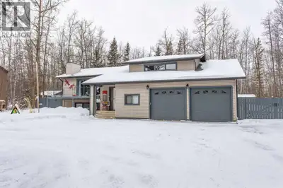 Experience the benefits of lake living in this exceptional residence located in Parkland Beach at Gu...