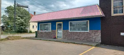 ST-PASCAL, 624, BOULEVARD HÉBERT. Immeuble situé au coeur de la ville. Peut être utilisé commercial...