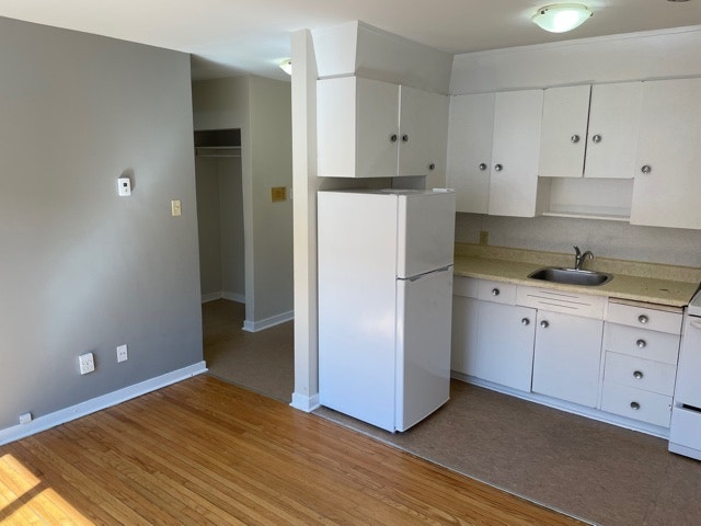 533 Sherbrook - 1 BR - Available NOW! 4