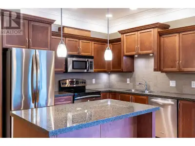 Gorgeous, southwest facing 2 bedroom, 2 bath freshly painted CORNER unit with open floorplan! Bright...