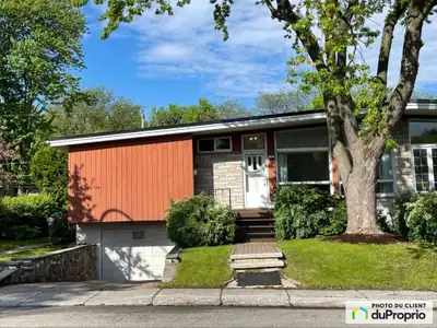 Cette maison est située sur une rue non passante dans un QUARTIER TRANQUILLE de Laval, tout près du...