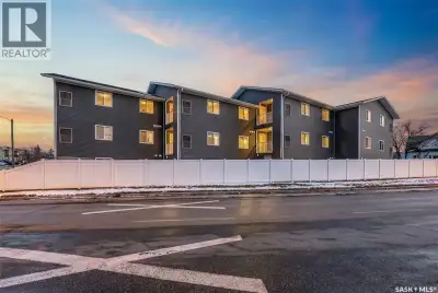 Penthouse living awaits at Plaxton Ridge Condos in this sunny 2-bedroom unit. With 826 sq.ft. of liv...