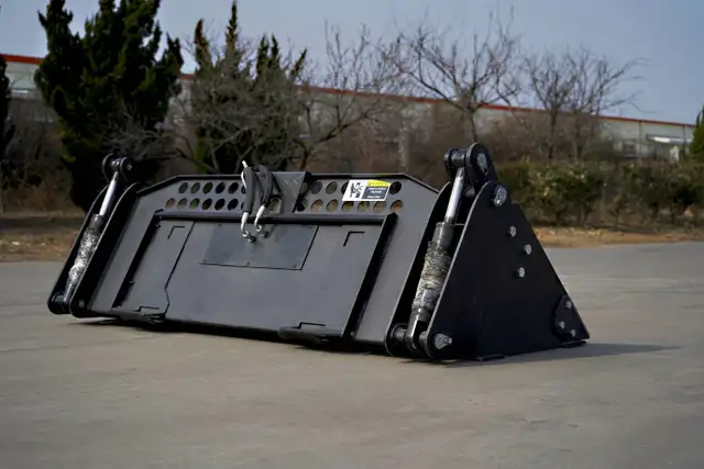 NEW 6 FT SKID STEER 4 IN 1 BUCKET BLADE 2540110 in Other in Saskatoon - Image 4