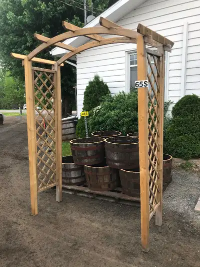 Tonnelle en bois traité. 65 1/2" de largeur, 23 1/4" de profondeur et 102 3/8" de hauteur. 65$/ch. M...