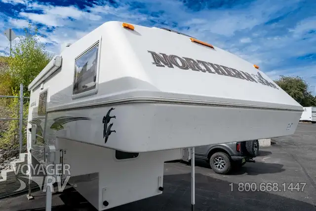 2017 Northern Lite Special Edition 10.2 in Travel Trailers & Campers in Kelowna - Image 2
