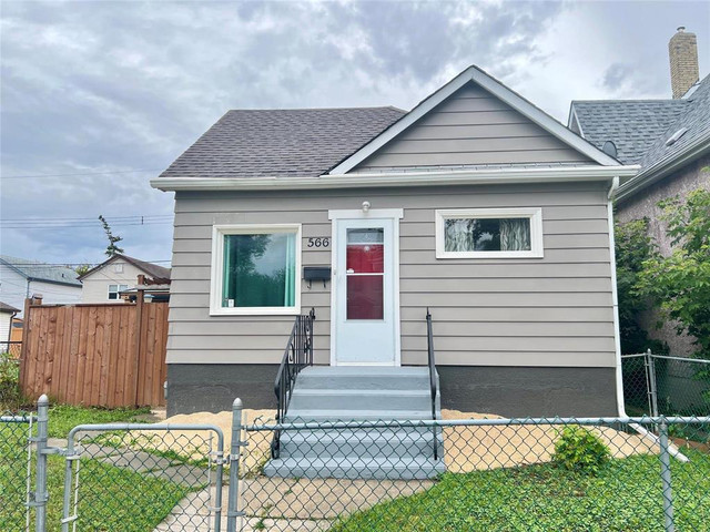566 Burrows Avenue Winnipeg, Manitoba in Houses for Sale in Winnipeg