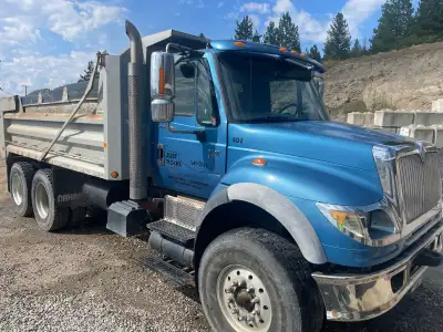 2007 international 7600 dump truck with Nahanni box, high lift gate & air tarp. Cat C13, 470hp, 1650...
