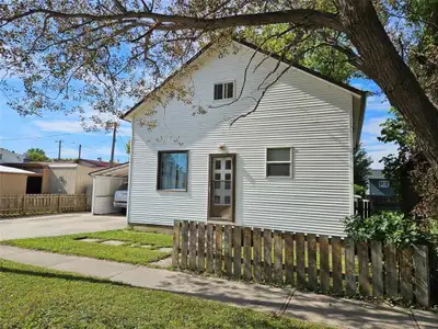 P05//Portage La Prairie/Excellent Starter with Room to Grow! Enter into the open eat-in kitchen and...