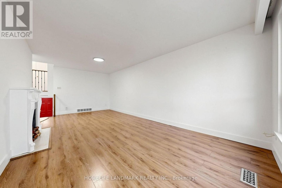26 FENSIDE DRIVE Toronto (Parkwoods-Donalda), Ontario 4
