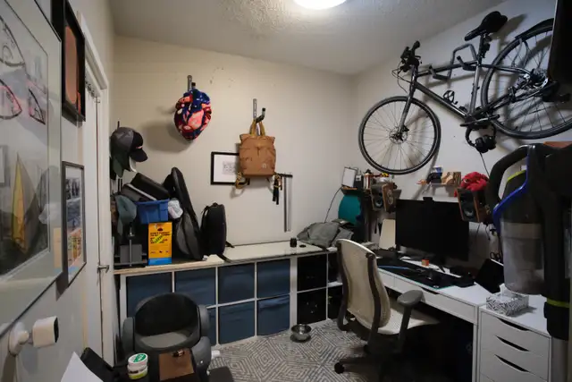 1-Bed   Den   Parking/Locker/Water/Amenities (Dan Leckie Way)