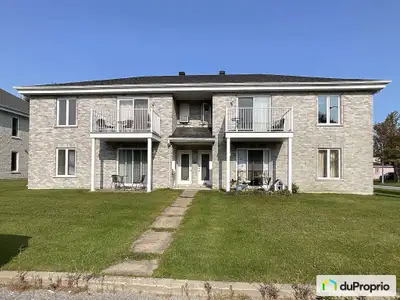 Immeuble en très bonne condition. Aucun entretien extérieur. Secteur de choix très recherché. Visite...