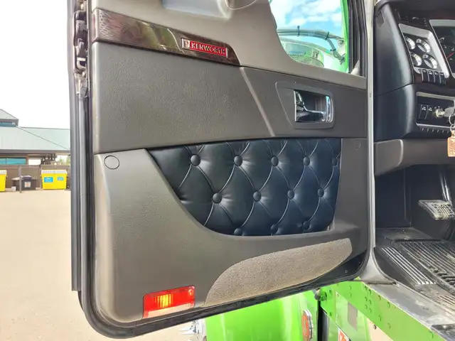 2021 KENWORTH W900 in Heavy Trucks in Saskatoon - Image 18