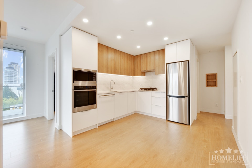 Bright & Spacious 2 Bedroom 2 Bathroom Corner Condo with Panoram 4