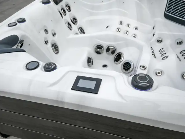 SATURN HOT TUB FOR SALE in Hot Tubs & Pools in Oakville / Halton Region - Image 5
