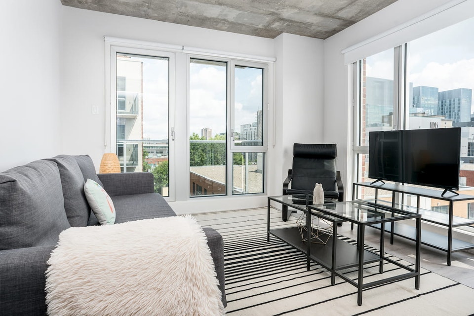 B&C Apartments - 2 Bedroom available at 1255 rue De Bullion, Mon 5