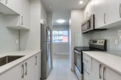 Immeuble propre, calme, quartier magnifique, surintendant(e) sur place. Magnifiquement rénové, ensol...