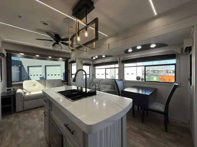 2025 Crossroads RV Redwood Regency 3721FDB Roulotte de parc 2025 in RVs & Motorhomes in Lanaudière - Image 10