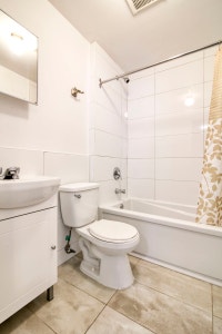 Akelius one bedroom apartment for rent. Located near avenue Clanranald in the Cote-des-Neiges neighb... (image 5)