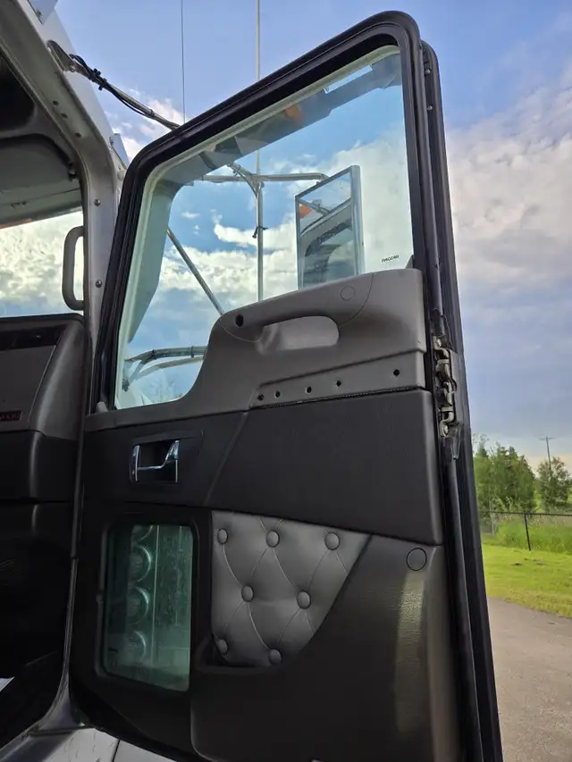 2014 KENWORTH T800 in Heavy Trucks in Saskatoon - Image 60