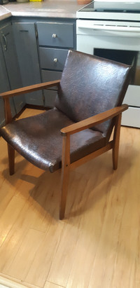 Chaise en simili cuir brun vintage
