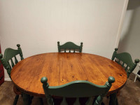 Table de salle à manger en bois massif 4 places avec extension.