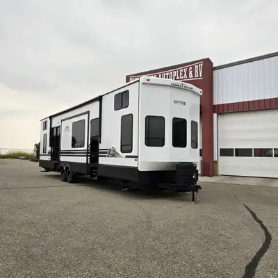 Specifications and Features: Length (ft): 41'6 Width (ft): 8'6 Height (ft): 12'10 GVWR (lbs): 14000...