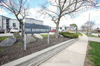 Lakeshore/Southdown.,3+1 Bed Condo, Parking Included!