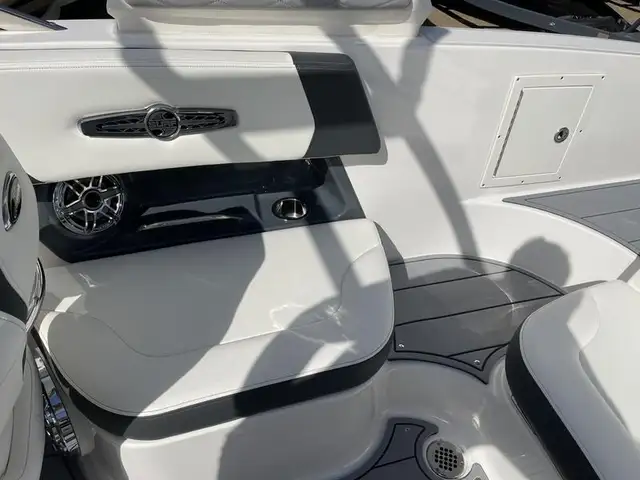 2023 Chaparral 26 Surf - LOADED! Only 22 Hours! in Powerboats & Motorboats in Saskatoon - Image 15