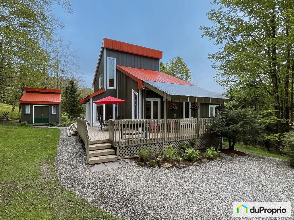 $655,000 - 1 1/2 Storey for sale in Eastman — photo 1