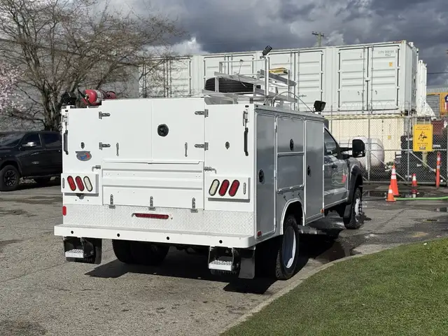 2024 Ford F-550 Crew Cab 4x4 Service Truck with Welder and Compr in Heavy Trucks in City of Montréal - Image 11