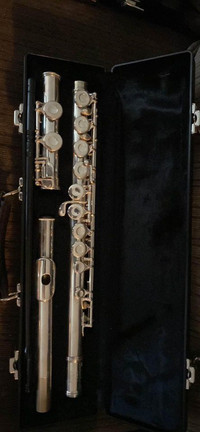 Gemeinhardt Flute Model 2SP (SILVER PLATED) MINT CONDITION.
