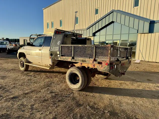 2001 DODGE RAM 3500 in Heavy Trucks in Saskatoon - Image 8