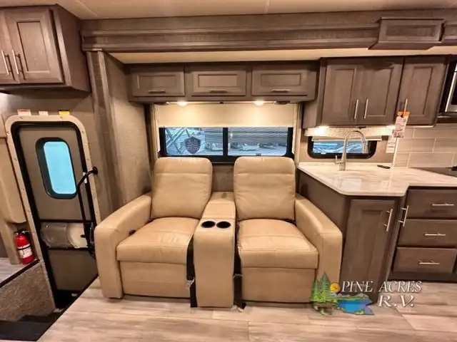 2022 Thor Motor Coach Challenger 35MQ only 6,310 Miles in RVs & Motorhomes in Moncton - Image 21