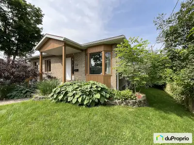 Superbe duplex avec garage spacieux (15 x 28), soigneusement entretenu au fil des années. Ce magnifi...