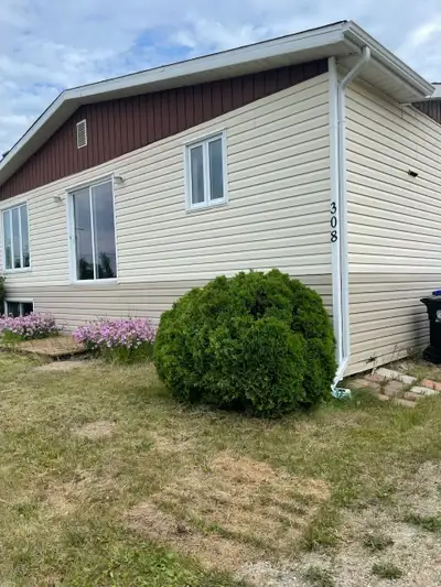 We have a 2 bedrooms house in hearst with a full access to the backyard. The house have one living r...