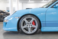 Voici une Porsche 997 Carrera S Cabriolet 2005 unique en son genre, convertie et modifiée profession... (image 5)