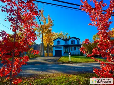 Située dans un cadre idyllique en bordure de l'eau, cette résidence de prestige offre une vue panora...
