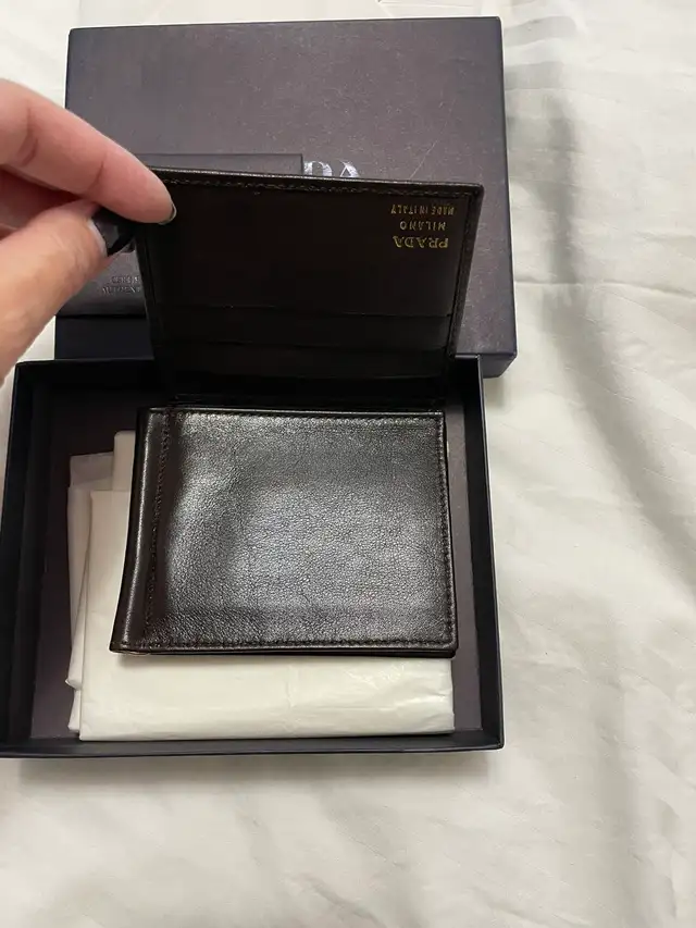 Prada wallet authentic in Women's - Bags & Wallets in Markham / York Region - Image 3