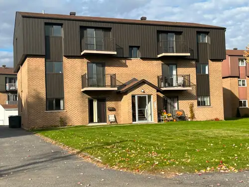 Saint-Jean-sur-Richelieu ; Maintenant ou 1er Juillet ; lumineux 4.5 pieces, dernier étage, environne...