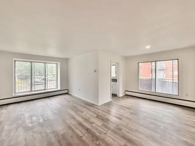 Spacious 5.5 Apartment in Dorval – Heating, WiFi, and Appliances Included
