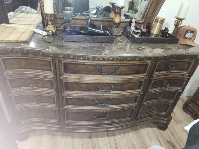 Set de chambre en bois massif in Beds & Mattresses in Drummondville - Image 4